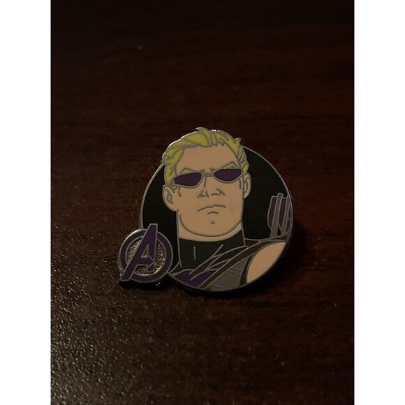 Disney Marvel Avengers Assemble Hawkeye Booster Trading Pin - Picture 1 of 3